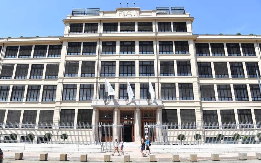 epa06909635 FCA flags are flown at half-mast as Fiat Chrisler Automobiles (FCA) is mourning death of its former CEO Sergio Marchionne, at the FCA headquaters in Turin, Italy, 25 July 2018. According t ...