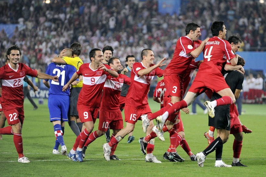 Schlussjubel T�rkei nach dem Halbfinaleinzug

Final cheering Turkey After the Semi-finals catchment