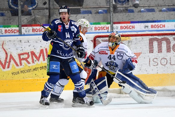 Ambris Adam Hall, Zugs Jarkko Immonen und Zugs Goalie Fabio Haller, von links, im Spiel um den Puck im Eishockey Meisterschaftsspiel der National League A zwischen dem HC Ambri-Piotta und dem EV Zug,  ...