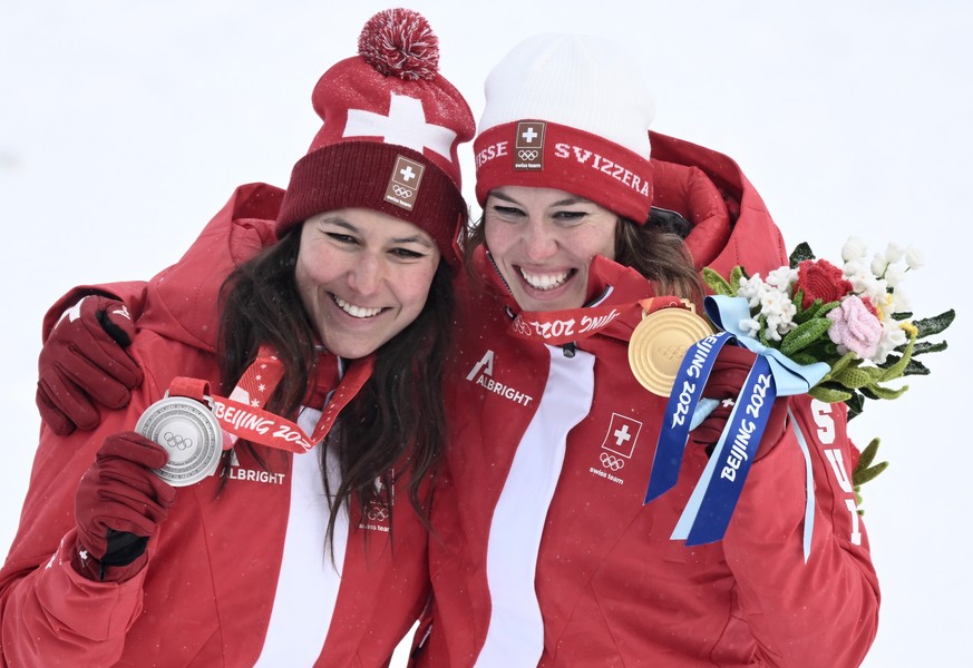 epa09764832 Silver medalist Wendy Holdener (L) of Switzerland and gold medalist Michelle Gisin of Switzerland celebrate on the podium for the tWomen&#039;s Alpine Combined competion of the Beijing 202 ...