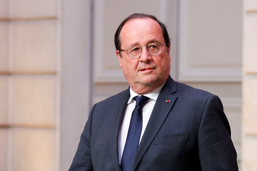 epa09931120 France&#039;s former President Francois Hollande arrives at French President Macron&#039;s swearing-in ceremony for a second term as president, at the Elysee Palace in Paris, France, 07 Ma ...