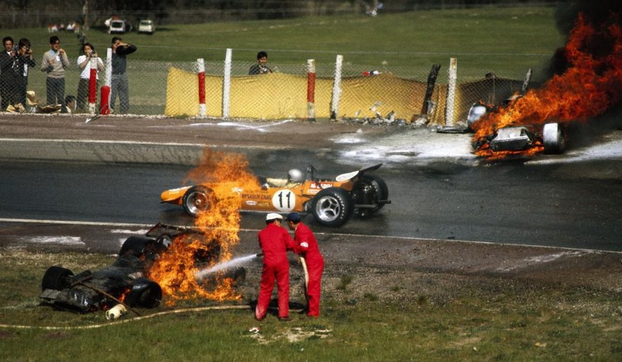 IMAGO / Motorsport Images

1970 Spanish GP CIRCUITO DEL JARAMA, SPAIN - APRIL 19: Bruce McLaren, McLaren M14A Ford, drives between the burning BRM P153 of Jackie Oliver and Ferrari 312B of Jacky Ickx  ...