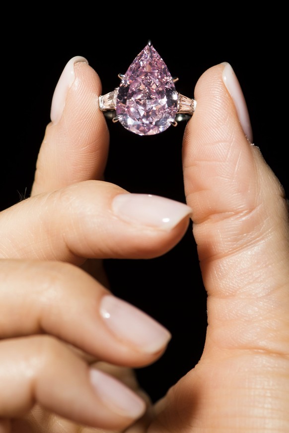 epa05625695 A model displays the Fancy Vivid Pink pear-shaped diamond of 9.14 carats during a Christie&#039;s press preview in Geneva, Switzerland, 10 November 2016. The &#039;Pink&#039; is expected t ...
