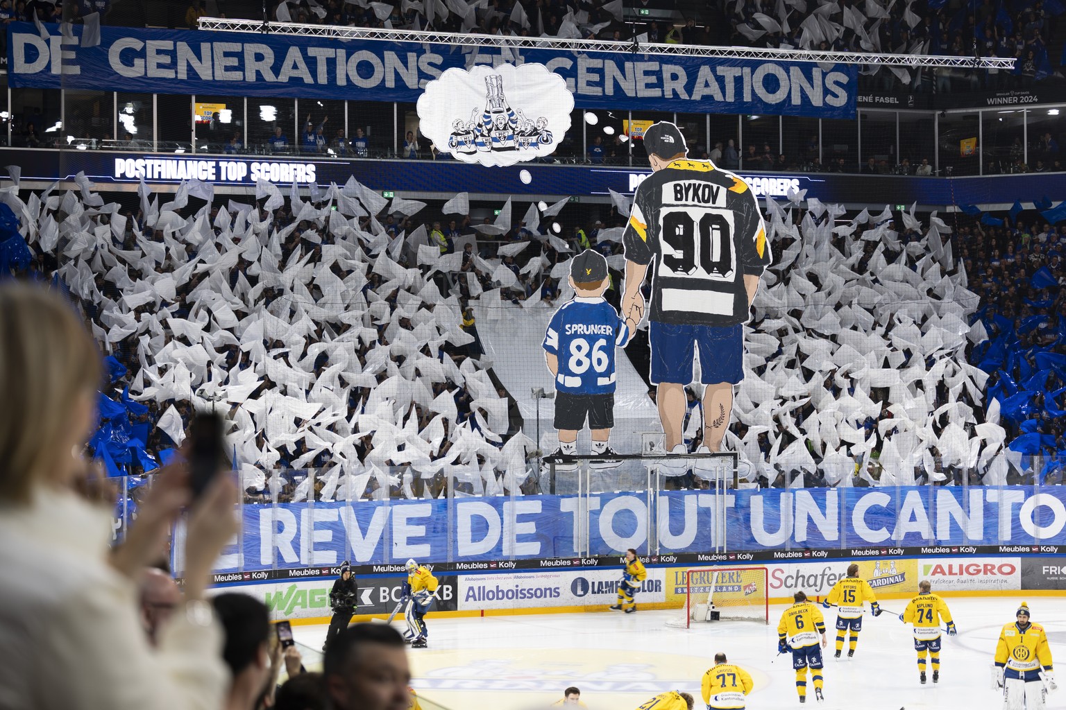 Choreographie der Fribourger Fans vor dem zweiten Eishockey Playoff Finalspiel der National League zwischen HC Fribourg-Gotteron (HCFG) und HC Davos (HCD), am Montag, 20. April 2026, in der BCF-Arena  ...