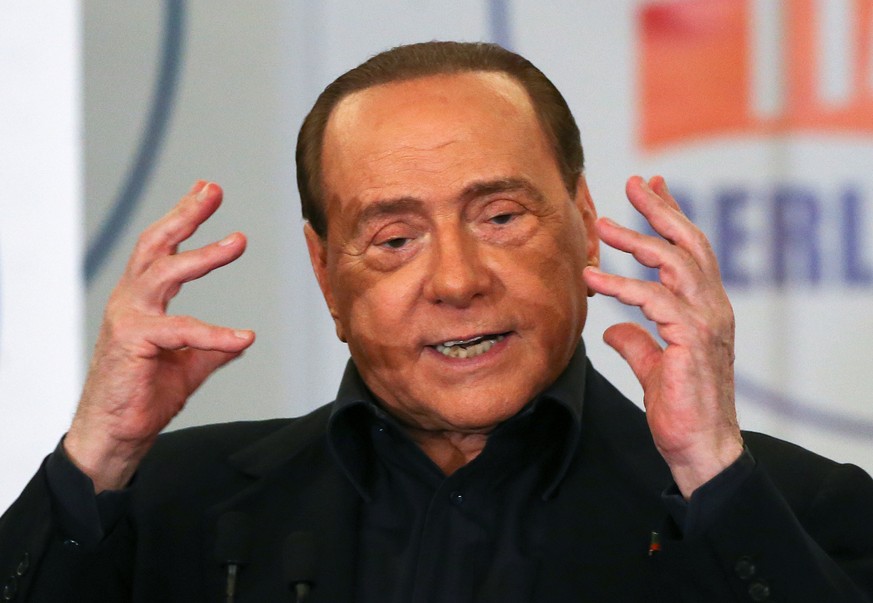 Silvio Berlusconi, inzwischen 80 Jahre alt, im Mai 2016 während einer Rede in Rom: Seine Zeitung sorgt mit einer Werbekampagne für einen nationalen Skandal.