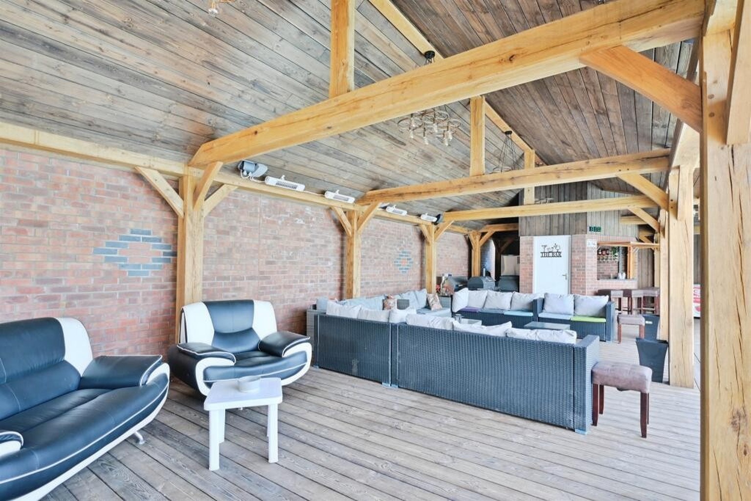«Einzigartiges, frei stehendes Cottage mit drei Schlafzimmern, gewerblichen Nebengebäuden, Büroräumen, Garagen und vielseitigen Einrichtungen für Freizeit und Unterhaltung. Das Anwesen befindet sich h ...