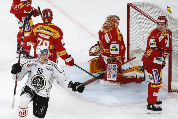 Luganos Atte Ohtamaa, links, jubelt ueber sein Tor zum 3-4 gegen Biels Torhueter Jonas Hiller, im Eishockey Meisterschaftsspiel der National League zwischen dem EHC Biel und HC Lugano, am Samstag, 28. ...