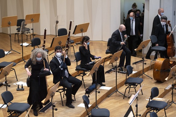 Musiker mit Schutzmasken bei einem Konzert des Sinfonieorchesters unter dem Titel &quot;Willkommen zurueck&quot;, am Freitag, 4. September 2020, in der Tonhalle St. Gallen. Tonhalle und Theater eroeff ...