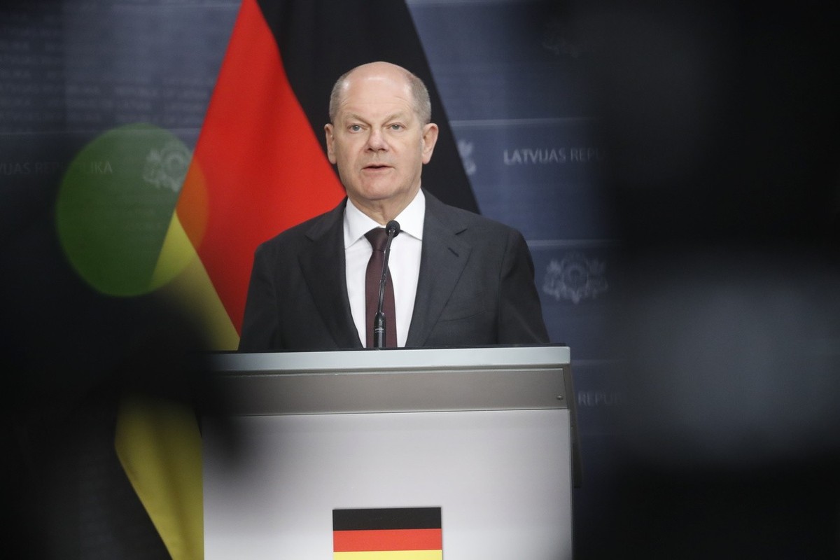 epa11322318 German Chancellor Olaf Scholz attends a a joint press conference the meeting in Riga, Latvia, 06 May 2024. German Chancellor Olaf Scholz visited Latvia for meetings with the Prime Minister ...