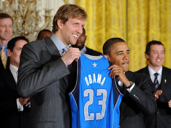 Der ehemalige deutsche Basketballprofi Dirk Nowitzki (links) zeigt ein Herz für die Opfer des Coronavirus. Hier im Bild mit dem früheren US-Präsidenten Barack Obama. (Archivbild)