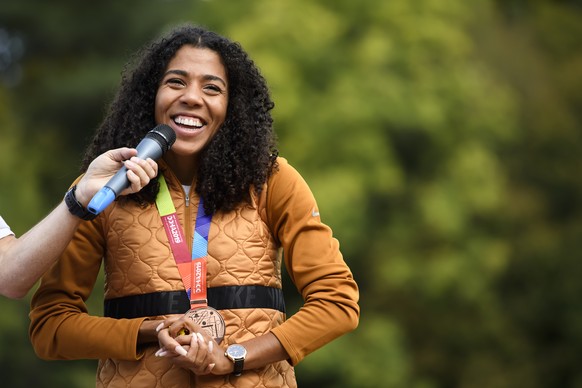 Die Sprinterin Mujinga Kambundji spricht waehrend einer oeffentlichen Ehrung, am Samstag, 12. Oktober 2019, im Sportstadion Liebefeld in Koeniz. Nach dem sensationellen Gewinn der Bronzemedaille ueber ...