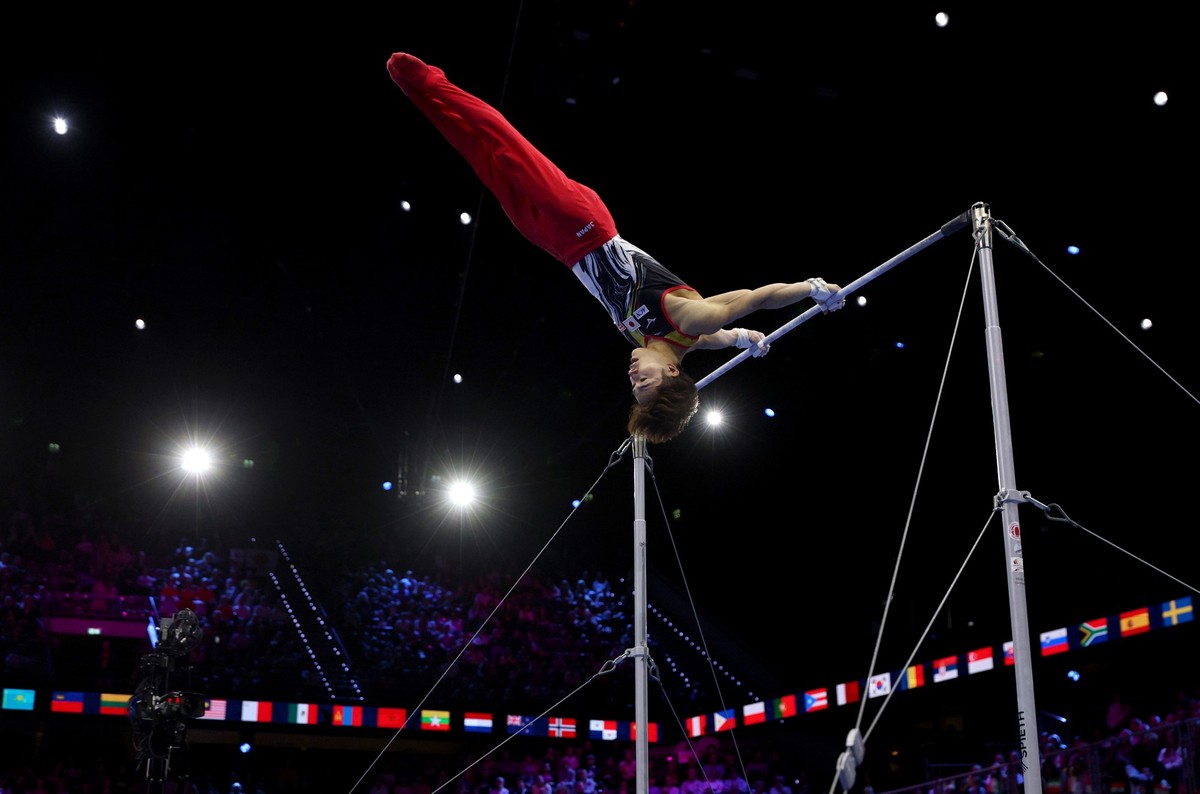 ROTTERDAM, NETHERLANDS - OCTOBER 25: Shinnosuke Oka of Team Japan competes in the Men's Horizontal Bar Final during day nine of the Artistic Gymnastics World Championships Rotterdam 2026 at Ahoy  ...