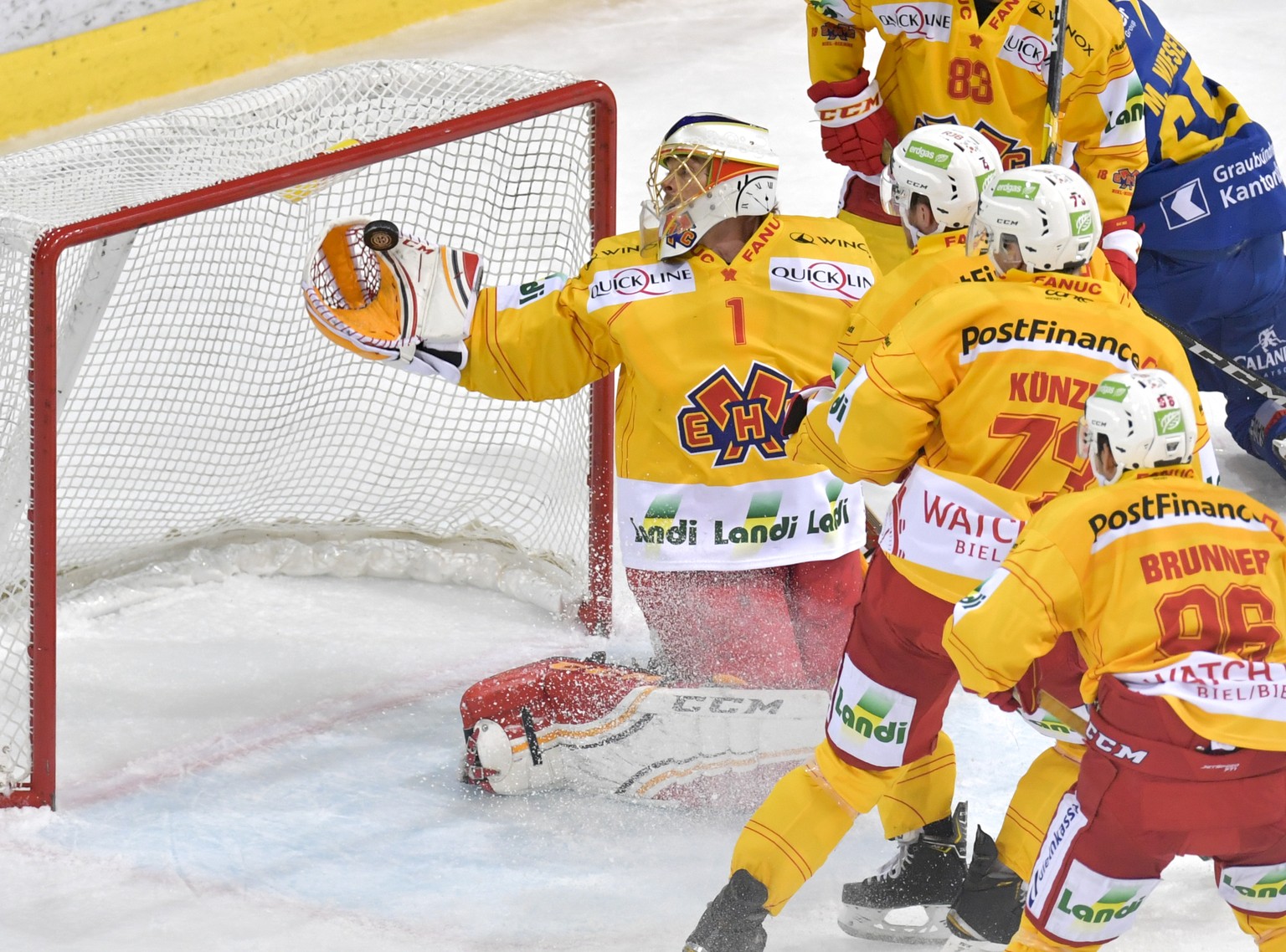 Der Bieler Torhueter Jonas Hiller, Mitte, fischt den Puck, neben Biels Mauro Dufner, Kevin Fey, Mike Kuenzle und Damian Brunner, von links, und Davos Dino Wieser, rechts, waehrend dem Eishockey Meiste ...