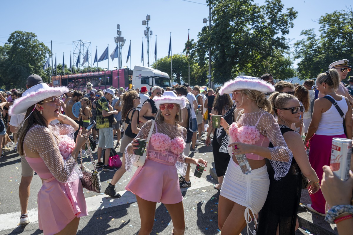 Thousands of participants dancing through the streets during the 31th Street Parade in the city center of Zurich, Switzerland, Saturday, August 10, 2024. The annual dance music event Street Parade run ...