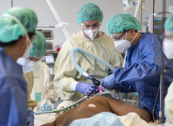 Aerzte und Pflegende kuemmern sich um Covid-Patienten auf der Covid-19-Intensivabteilung im Stadtspital Triemli am 10. Dezember 2020 in Zuerich. (KEYSTONE/Gaetan Bally)