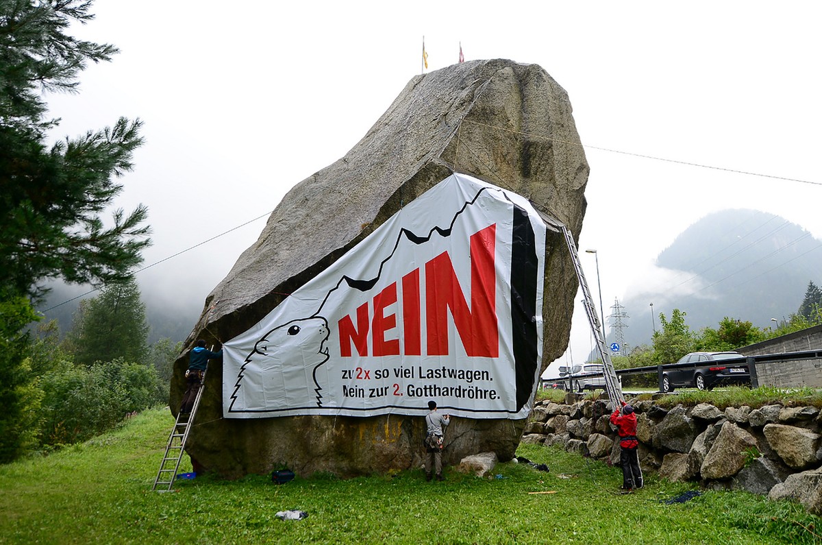 Ein grosses Transparent mit der Aufschrift "Nein zu 2x so viel Lastwagen; Nein zur 2. Gotthardroehre" haengt am Teufelstein beim Gotthard Nordportal in Goeschenen, am Samstag 5. September 20 ...