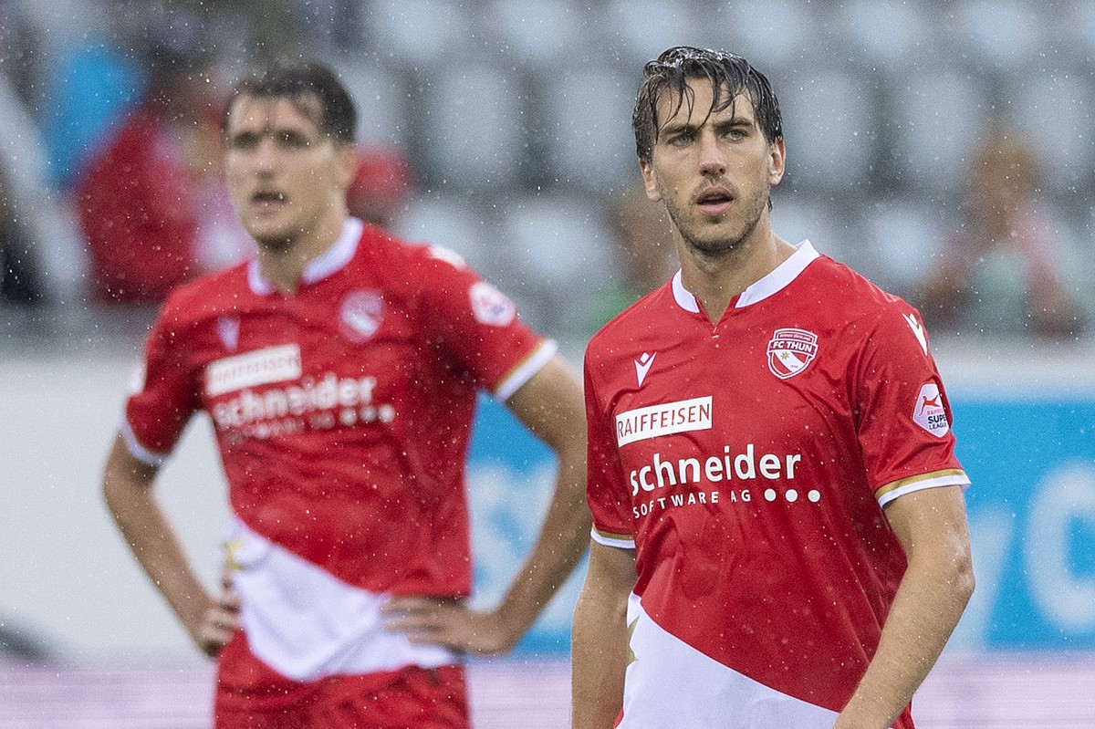 Thuns Nikki Havenaar, links, und Simone Rapp lassen die Koepfe haengen im Fussball Meisterschaftsspiel der Super League zwischen dem FC Thun und dem FC Sion, am Sonntag, 1. September 2019, in der Stoc ...