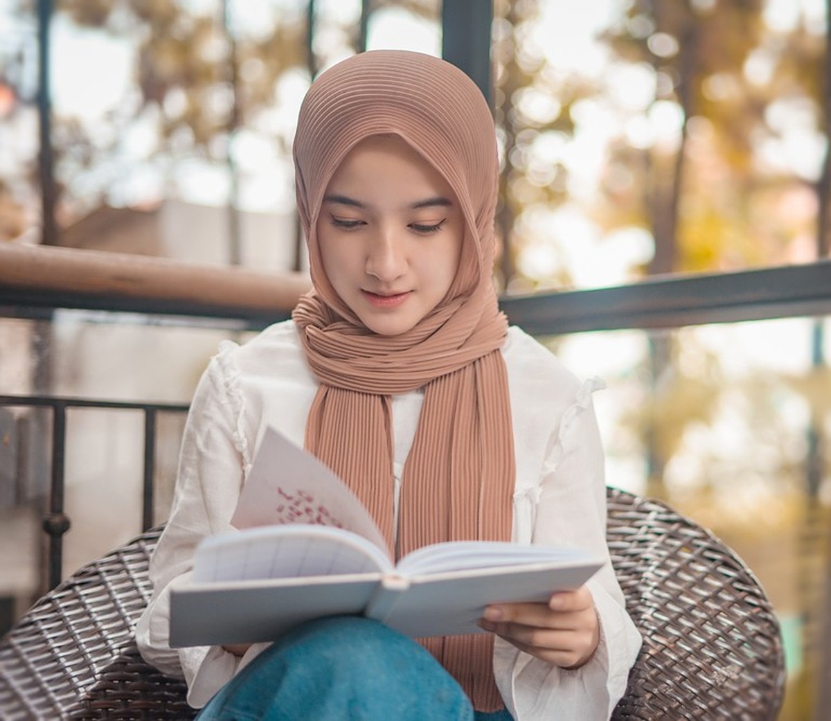 Mädchen mit Kopftuch Hijab