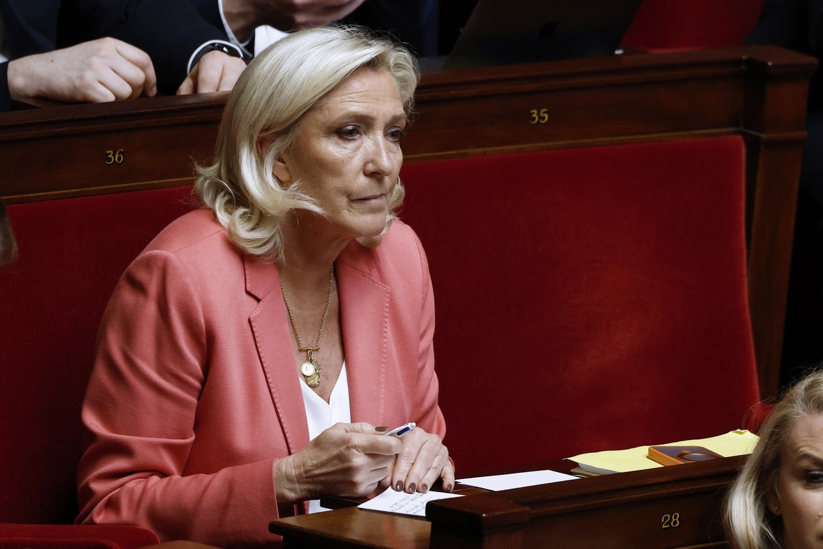 epa12776282 Rassemblement National (RN) parliamentary party leader Marine Le Pen listens to speeches during a vote session on the End-of-Life bill at the French National Assembly in Paris, France, 25  ...
