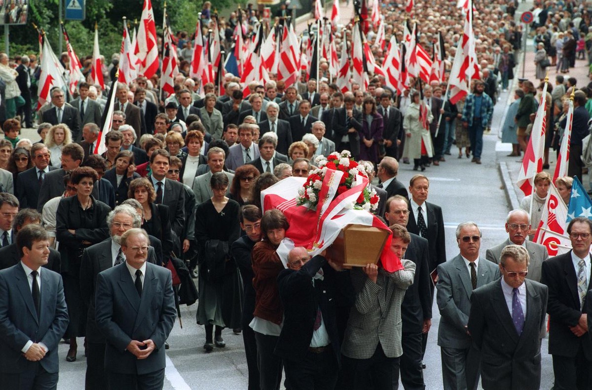 Zahlreiche Jurassier geben dem bekanntesten Vorkaempfer des jungen Kantons Jura, Roland Beguelin, das letzte Geleit, als er am 18. Juni 1993 in Delemont zu Grabe gatragen wird. Vom Sitz des Rassemblem ...