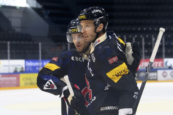 Gotterons Julien Sprunger, rechts, jubelt nach seinem Tor zum 2:0 mit Gotterons Benoit Jecker, links, beim Eishockey Meisterschaftsspiel der National League A zwischen den HC Fribourg Gotteron und den ...