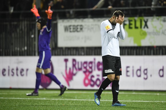 Der Wiler Andelko Savic, rechts, ist enttaeuscht, Thuns Torhueter Guillaume Faivre jubelt nach dem Penaltyschiessen, im Schweizer Cup 1/8 Final Spiel zwischen dem FC Wil und dem FC Thun, am Mittwoch,  ...