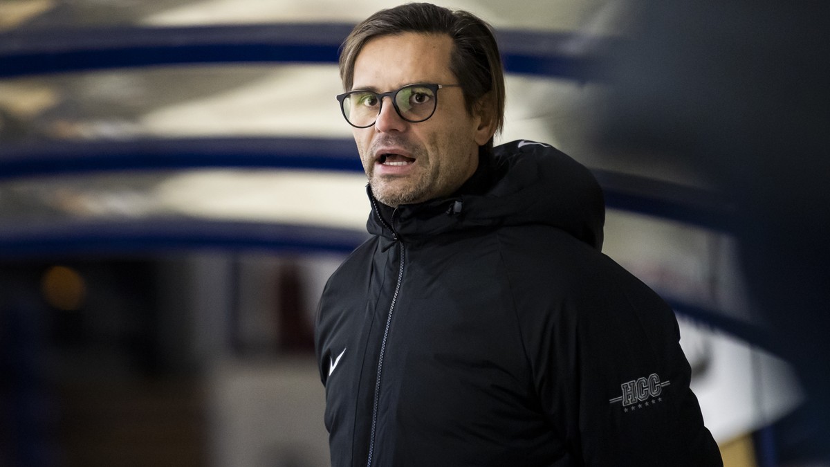 L'entraineur neuchatelois Thierry Paterlini, lors du match du championnat suisse de hockey sur glace de Swiss League entre le HC La Chaux-de-Fonds et GCK Lions le mardi 8 decembre 2020 a la patin ...