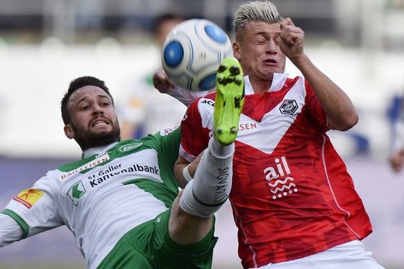 Der St. Galler Andreas Wittwer, links, beim Kampf um den Ball mit dem Tessiner Ezgjan Alioski, rechts, beim Fussballspiel der Super League FC St. Gallen gegen den FC Lugano im Kybunpark in St. Gallen  ...