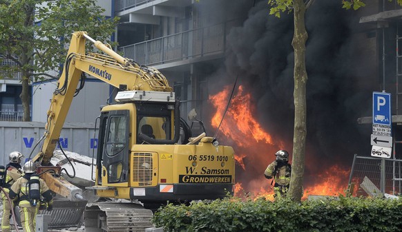 Feuer nach der Explosion in einem Wohnhaus in den Niederlanden.