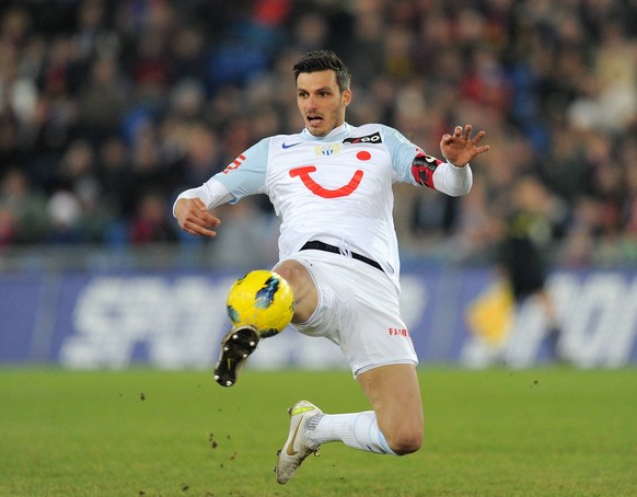 Bildnummer: 10031045 Datum: 25.02.2012 Copyright: imago/Ulmer
FUSSBALL AXPO Super League 2011/2012 22. Spieltag 25.02.2012 FC Basel - FC Z�rich Mathieu Beda (FC Z�rich) am Ball PUBLICATIONxNOTxINxSUI ...