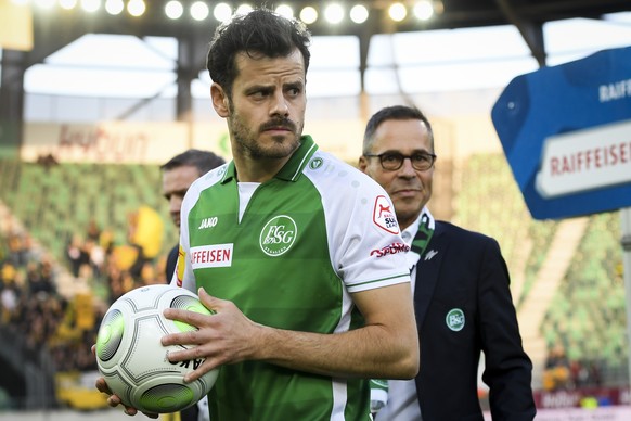 St. Gallens Tranquillo Barnetta, links, wird verabschiedet, hinten Praesident Matthias Hueppi, im Fussball Super League Spiel zwischen dem FC St. Gallen und dem BSB Young Boys am Mittwoch, 22. Mai 201 ...