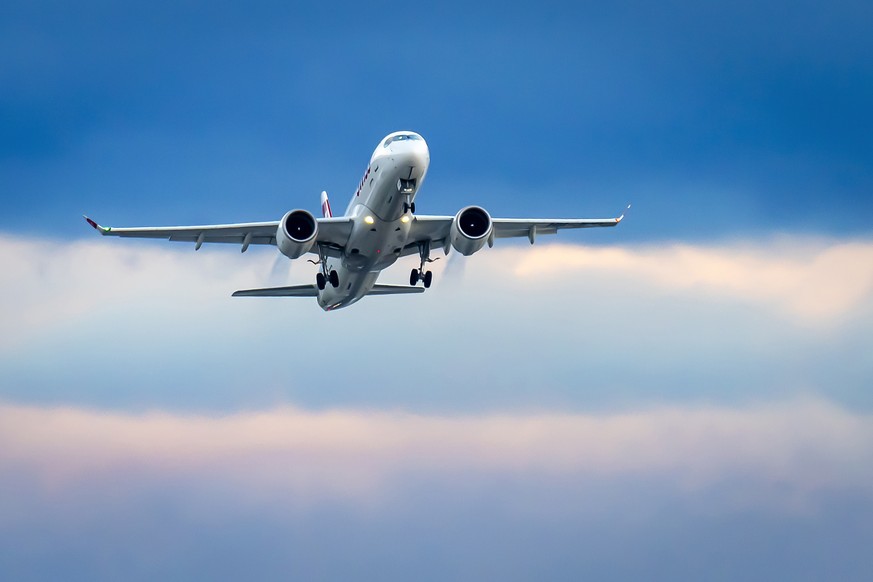 Der Swiss Airbus A220 HB-JCD beim durchstarten nach dem ersten Landeanflug nach einem Flug aus Graz am Flughafen Zuerich Kloten, am Donnerstag 9. Januar 2025 in Zuerich Kloten. Der Airbus A220 HB-JCD  ...
