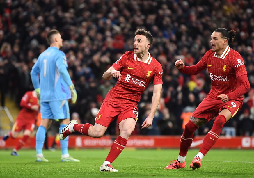epa11777062 Liverpool&#039;s Diogo Jota (L) celebrates with Darwin Nunez (R) celebrates after scoring the 2-2 goal during the English Premier League soccer match between Liverpool FC and Fulham FC, in ...