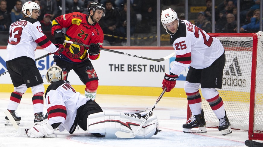 Berns Simon Moser, third-left, scores a goal (1-1) against New Jersey Devils Nico Hischier, New Jersey Devils goalkeeper Keith Kinkaid, and New Jersey Devils Mirco Mueller, from left, during a NHL fri ...