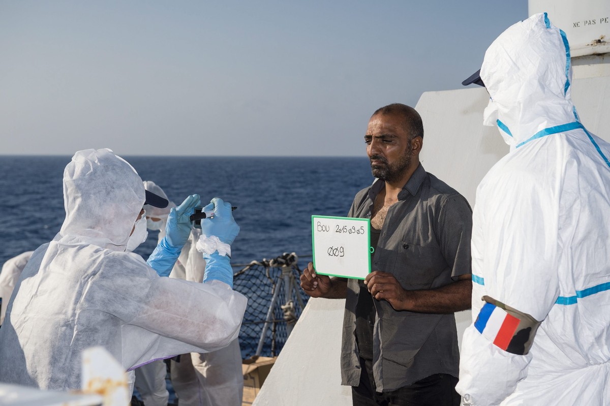 epa04918465 A handout picture provided by the Marine Nationale Francaise (French Navy) on 07 September 2015 shows the French Navy crew of the 'Commandant Bouan' patrol vessel registering a r ...