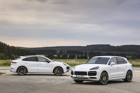 Porsche setzt weiterhin konsequent auf Elektromobilitaet und kroent nach der Panamera- nun auch die Cayenne-Baureihe mit einem Plug-in-Hybrid als neuem Topmodell. Der Cayenne Turbo S E-Hybrid und das  ...