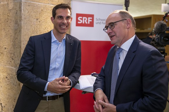 Thierry Burkart, links, FDP Nationalrat, und Hansjoerg Knecht, SVP, im Wahlzentrum des Kanton Aargau am Sonntag, 20. Oktober 2019, in Aarau. (KEYSTONE/Patrick B. Kraemer)