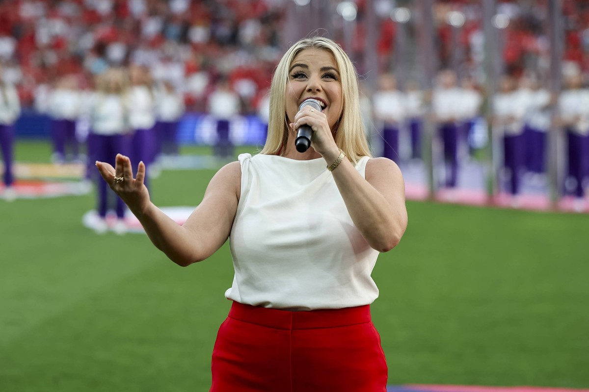 Beatrice Egli singt die Nationalhymne der Schweiz bei der Er