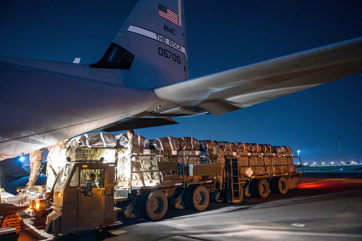 US-Soldaten verladen Hilfsgüter auf dem Luftwaffenstützpunkt Muwaffaq Salti.