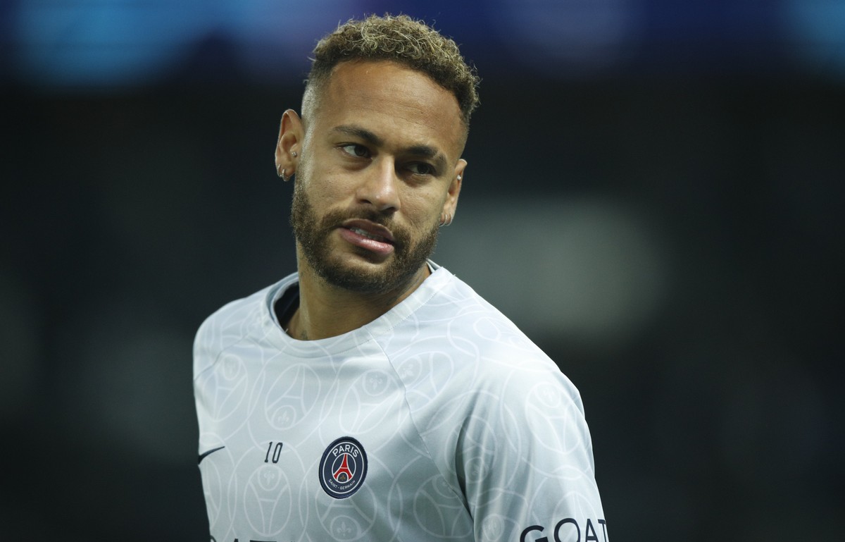 epa10236828 Paris Saint Germain's Neymar Jr during the warmup prior to the UEFA Champions League group H soccer match between Paris Saint-Germain (PSG) and SL Benfica in Paris, France, 11 October ...