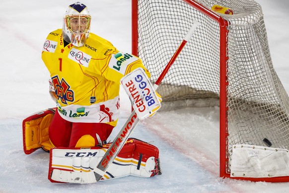 Le gardien biennois Jonas Hiller bloque un tir lors de la rencontre du championnat suisse de hockey sur glace de National League, entre le Lausanne Hockey Club, LHC, et le EHC Biel Bienne ce samedi 22 ...