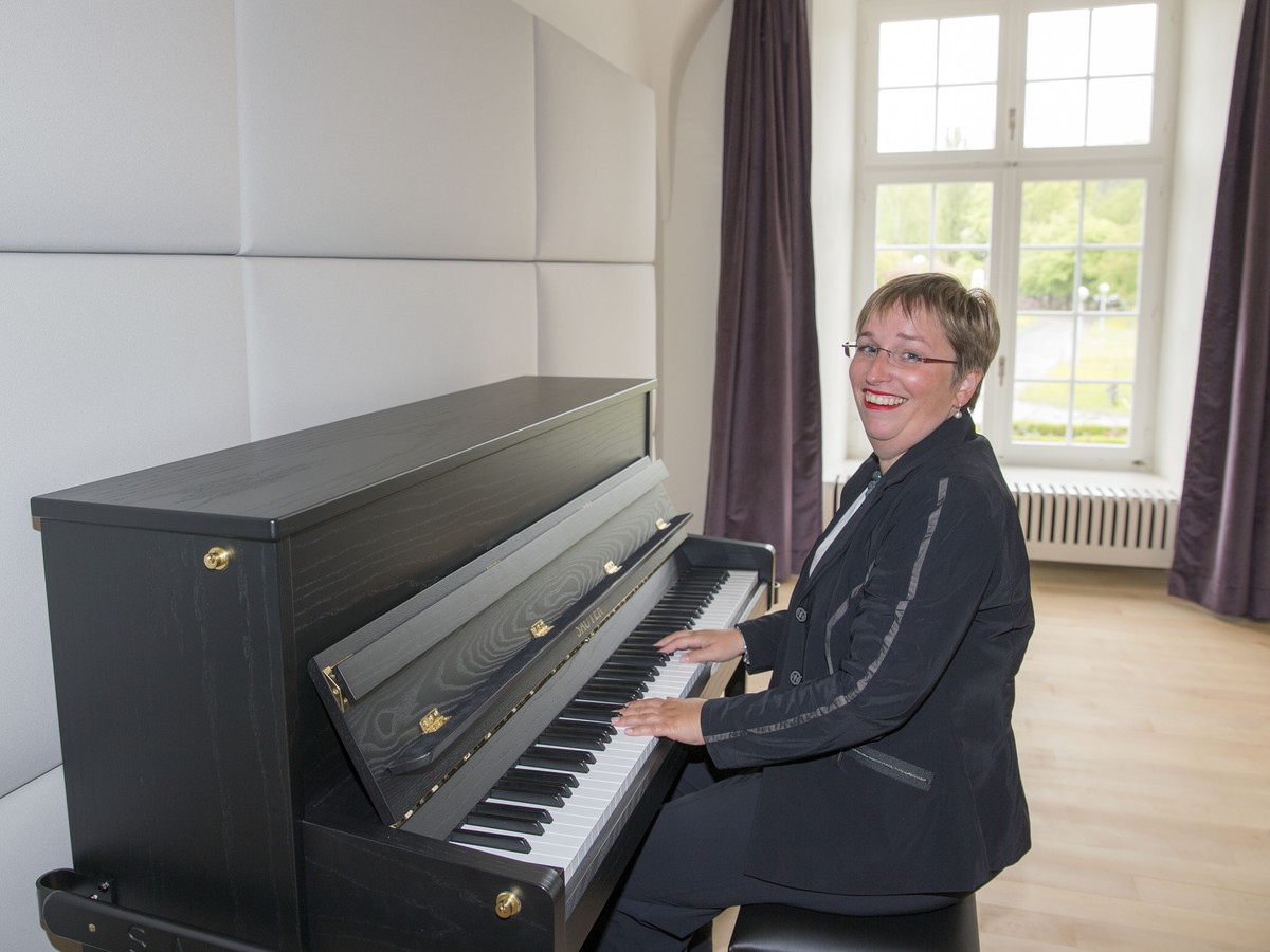 Rahel Blocher, Vizepraesidentin des Stiftungsrates "Schweizer Musikinsel Rheinau", posiert an einem Klavier fuer ein Portraitfoto in der Musikinsel Rheinau auf der Klosterinsel Rheinau, am M ...