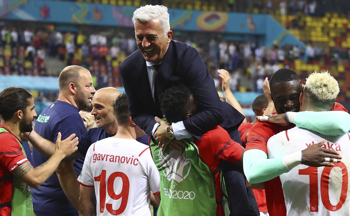 Switzerland's manager Vladimir Petkovic celebrates with his players end of the Euro 2020 soccer championship round of 16 match between France and Switzerland at the National Arena stadium, in Buc ...