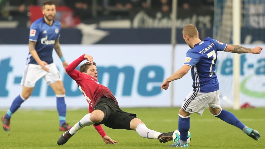 epa06461792 Hannover&#039;s Pirmin Schwegler (L) and Schalke&#039;s Max Meyer (R) in action during the German Bundesliga soccer match between FC Schalke 04 and Hannover 96 in Gelsenkirchen, Germany, 2 ...