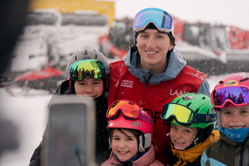 epa10423196 Andri Ragettli, Switzerland takes a picture with kids after the final run of the men&#039;s Slopestyle at the FIS Freestyle Ski World Cup in Laax, Switzerland, 22 January 2023. EPA/Manuel  ...