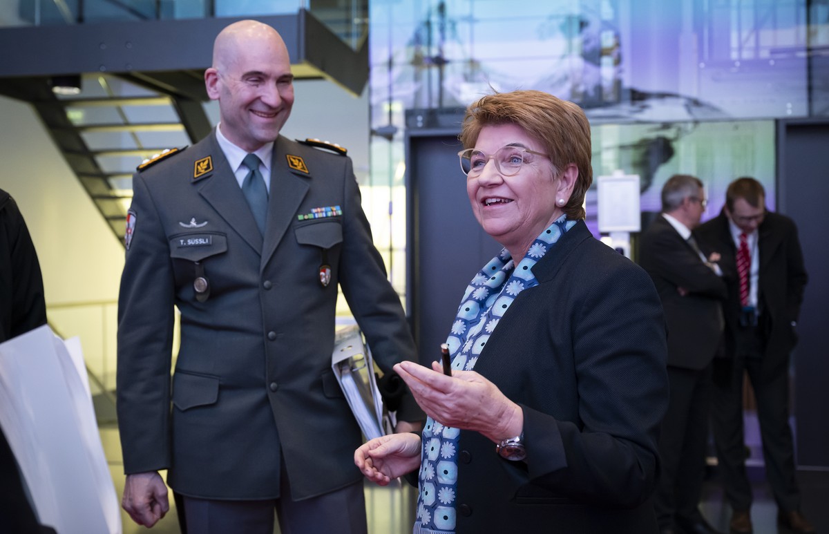 Bundespraesidentin Viola Amherd, rechts, spricht neben Korpskommandant Thomas Suessli, Chef der Armee, links, kurz vor einer Medienkonferenz zur Armeebotschaft 2024, am Mittwoch, 14. Februar 2024, im  ...