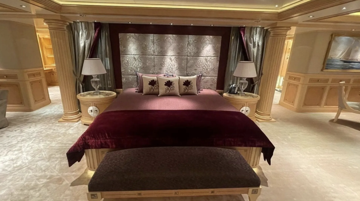 La photo doit montrer la chambre à coucher sur le super-yacht de Poutine "Graceful".