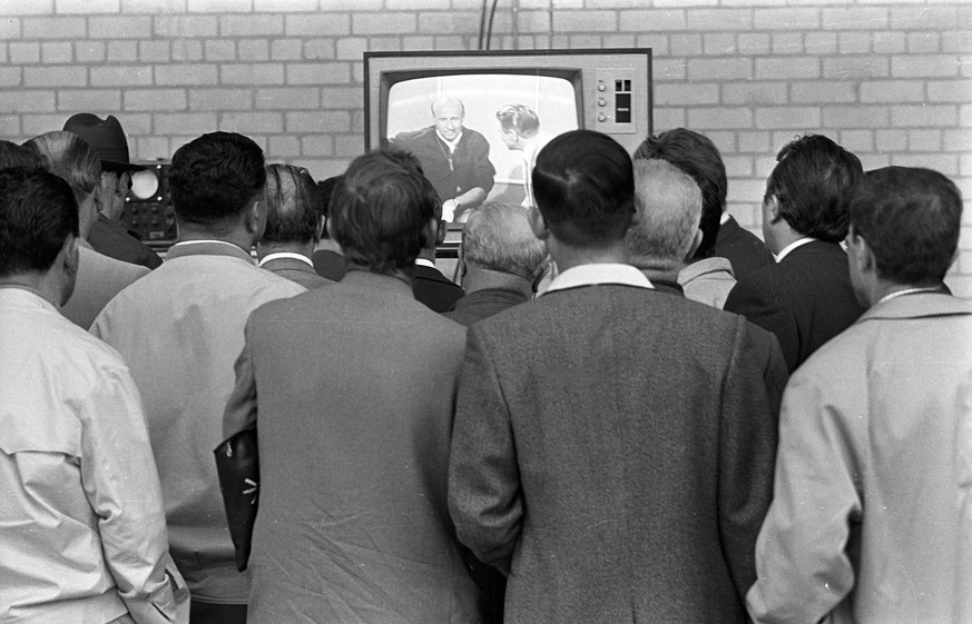 10.07.1966 Copyright: imago/Sven Simon
Die Anf‰nge des Public Viewing: Deutsche Fans verfolgen gespannt ein Interview mit Bundestrainer Helmut Schˆn (BR Deutschland) vor einem Fernseher; BRD, quer, Fa ...