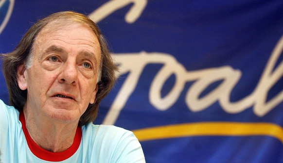 epa11320664 (FILE) - Argentinian soccer coach Cesar Luis Menotti addresses fellow Cuban coaches in Havana, Cuba, 05 October 2005 (re-issued 05 May 2024). Former Argentinian national head coach Cesar L ...