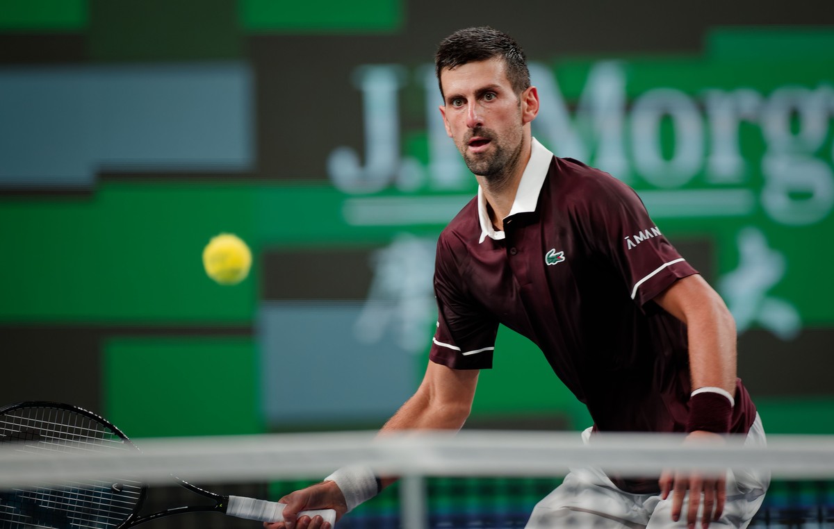 epa13291638 Novak Djokovic of Serbia in action during his Men's Singles match against Hubert Hurkacz of Poland at the Shanghai Masters tennis tournament, in Shanghai, China, 09 October 2026. EPA/ ...